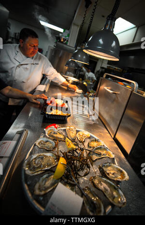 États-unis - 18 juillet 2016 : Propriétaire / chef Tony Stafford durant la Lunch Rush au Ford's Fish Shack à Ashburn. Ils ont été votés par Loudoun maintenant reader Banque D'Images