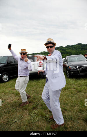 USA, New York, Nashville, Steeplechase Iroquois, les jeunes spectateurs dans l'infield ivre Banque D'Images