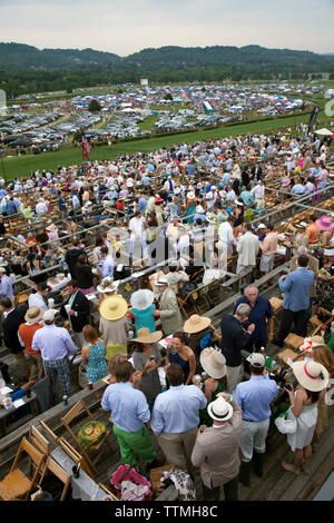 USA, New York, Nashville, Iroquois Steeple, vue de la piste et fans du haut de la tour durant la course Banque D'Images