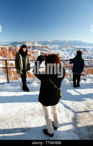 USA, Utah, Bryce Canyon City, Parc National de Bryce Canyon, une touriste a sa photo prise avec le point de vue de l'Amphithéâtre de Bryce et cheminées je Banque D'Images