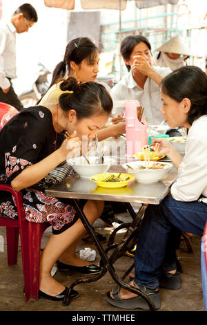 VIETNAM, Saigon, Ho Chi Minh Ville, vous mangez et nouilles bols remplis de crevettes et poulpe bébé pour déjeuner dans une cuisine de rue locaux appartenant à 'le déjeuner Banque D'Images