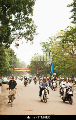 VIETNAM, Hanoi, bourdonne de trafic sur l'avenue qui fait le tour du lac Hoan Kiem, Dinh Tien Hoang street Banque D'Images