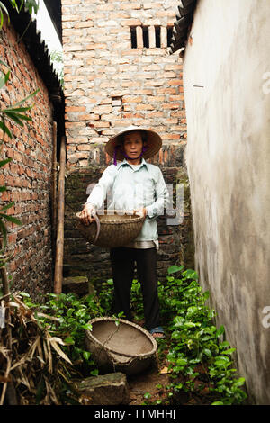 VIETNAM, Hanoi, la campagne de riz portrait farmer Nguyen Huu Uc à son domicile de Nguyen Huu Y village Banque D'Images