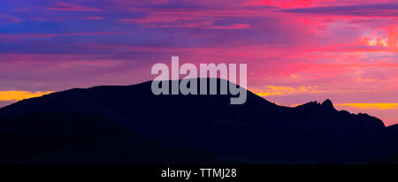 panorama d'un lever de soleil coloré sur la montagne géante en sommeil près de helena, montana Banque D'Images