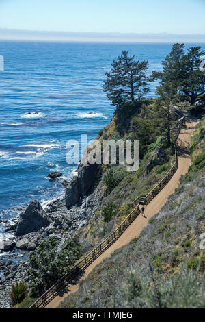 États-unis, Californie, Big Sur, Esalen, le sentier pédestre du logis aux bains à l'Institut Esalen Banque D'Images