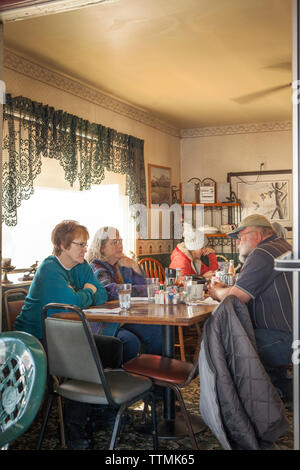 États-unis, Californie, Mammoth, plusieurs personnes dîner au Café du Village à Bishop Banque D'Images