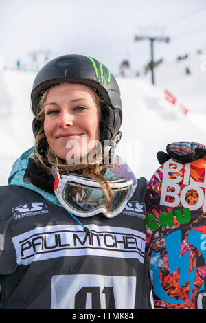 États-unis, Californie, Mammoth, snowboarder et médaillé d'or aux États-Unis, Jamie Anderson sourit au bas de sa course à la station de ski de Mammoth Banque D'Images