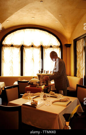États-unis, Californie, Healdsburg, vin et caviar d'être servi à l'intérieur de Cyrus Restaurant à Alexander Valley Banque D'Images