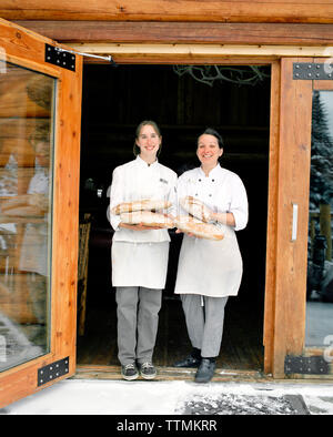 CANADA, BC Rockies, les femmes de chefs pastery holding pain, Island Lake Lodge Banque D'Images
