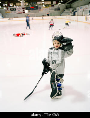 CANADA, BC Rockies, boy holding hockey goalie hockey stick, Fernie Banque D'Images