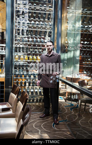 CANADA, Vancouver, Colombie-Britannique, portrait de serveur dans la salle à manger privée au Four Seasons restaurant Yew Banque D'Images