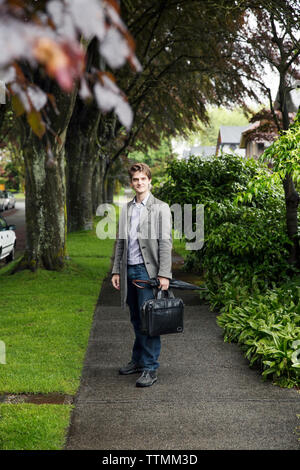 CANADA, Vancouver, Colombie-Britannique, Helge Ratvik Professeur de finance et marketing promenades dans un quartier ouest de Vancouver Kitsilano, Banque D'Images