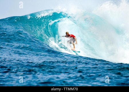 L'Indonésie, les îles Mentawai, Kandui Left Resort, jeune homme surf dans le fourreau, Bankvaults Banque D'Images