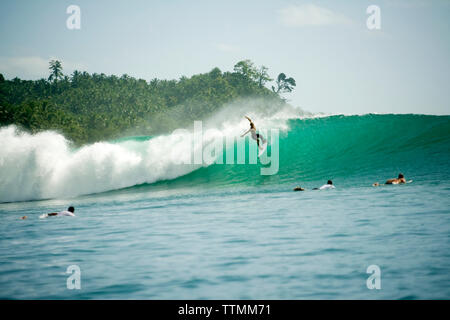 L'Indonésie, les îles Mentawai, Kandui Left Resort, surfer sur une vague, Beng Beng Banque D'Images