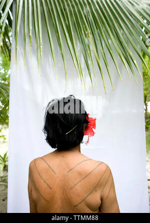 L'Indonésie, les îles Mentawai, Kandui Left Resort, portrait d'un aîné nommé tattos Mentawai avec Tatiana Banque D'Images