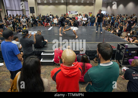USA, Oahu, Hawaii, les combattants d'Arts Martiaux Jujitsu à pince l'icône grappling tournament à Honolulu Banque D'Images