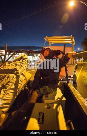 USA, Hawaii, Maui, mâchoires, grosse vague surfer en transit de Honolulu à Peahi Maui pour surfer sur la Côte-Nord Banque D'Images