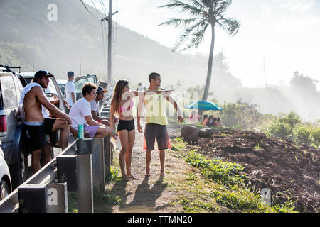 HAWAII, Oahu, Côte-Nord, les spectateurs regardant le gros matériel roulant dans les vagues de houle sur la Côte-Nord Banque D'Images