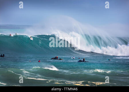 HAWAII, Oahu, Côte-Nord, Eddie Aikau, 2016, les surfeurs en compétition dans l'Eddie Aikau big wave 2016 compétition de surf, Waimea Bay Banque D'Images