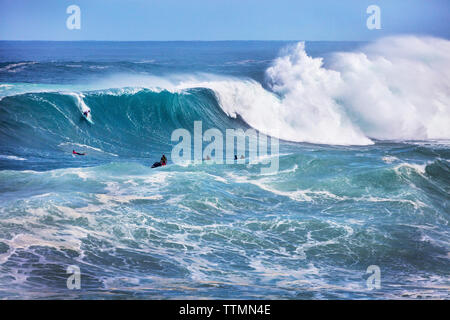 HAWAII, Oahu, Côte-Nord, Eddie Aikau, 2016, les surfeurs en compétition dans l'Eddie Aikau big wave 2016 compétition de surf, Waimea Bay Banque D'Images