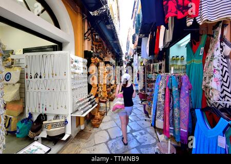 Woman,marche à travers la vieille ville de Corfou,des boutiques de souvenirs,rue étroite,magasins touristiques,Kerkyra, îles Ioniennes, îles grecques, Grèce Banque D'Images