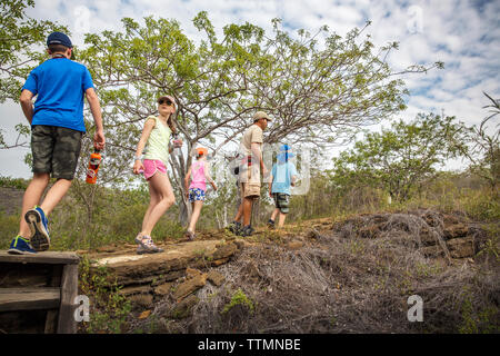 Îles Galapagos, Equateur, Tangus Cove, indiviuals explorer du côté nord-ouest de l'île Isabela Banque D'Images