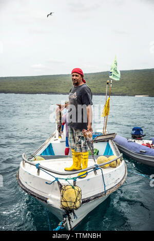 Îles Galapagos, en Équateur, les pêcheurs locaux de vendre du poisson à la M/C Ocean Spray Banque D'Images