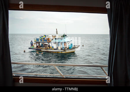 Des îles Galapagos, en Équateur, un bateau de pêche vu de à bord du M/C près de Ocean Spray Tangus Cove Banque D'Images