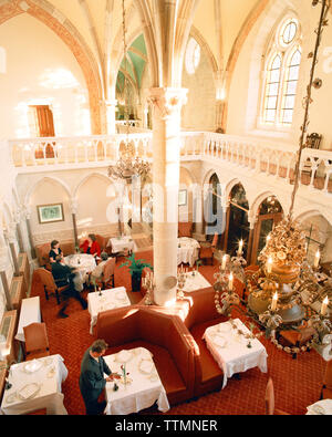 France, Bourgogne, les gens dans le restaurant, Abbaye de la Bussière, Beaune Banque D'Images