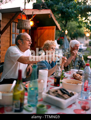 La France, de l'Arbois, la famille et les amis de célébrer la fête de voisins dans la ville d'Arbois, quartier, région des vins du Jura Banque D'Images