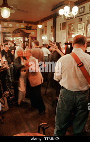 L'Angleterre, Londres, un couple de personnes âgées des danses au son des musiciens dans un bar à Londres Banque D'Images