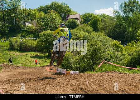 Lviv, Ukraine - 12 mai 2019 : Open Cup de Lviv sur la piste de motocross Mayorovka. Moto Racer inconnu surmonter la voie dans la lutte pour la c Banque D'Images