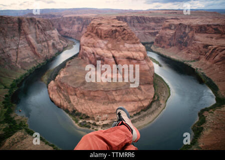 La section basse de femme assise sur une montagne de Horseshoe Bend Banque D'Images