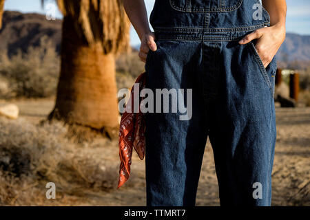 Portrait de jeune femme avec les mains dans les poches à desert permanent Banque D'Images