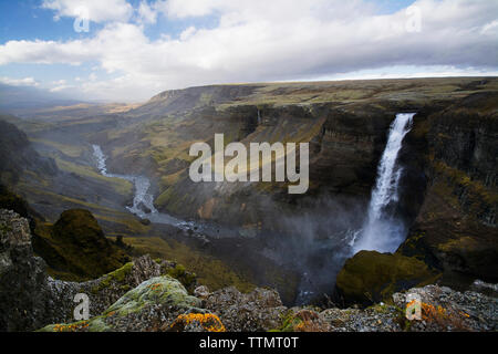 Vue panoramique des chutes d'Haifoss against sky Banque D'Images