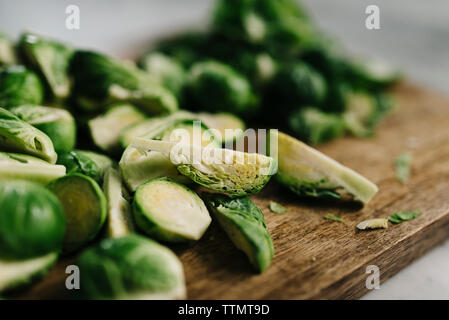 Close-up de choux de Bruxelles on cutting board Banque D'Images