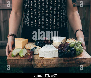 Au milieu du petit-déjeuner femme portant sur planche de bois Banque D'Images