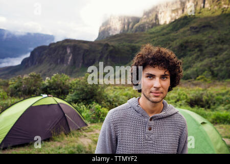 Portrait of man camping en montagne Banque D'Images