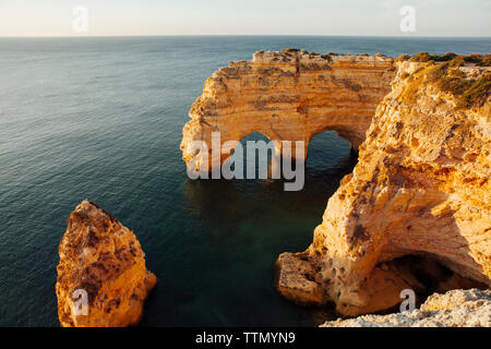 Vue panoramique sur mer au milieu d'architectures naturelles au Praia da Marinha Banque D'Images