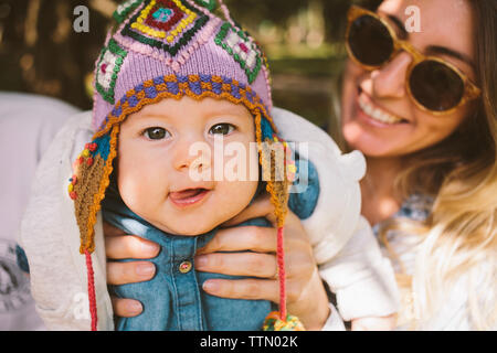 Portrait de fille porté par la mère à la park Banque D'Images