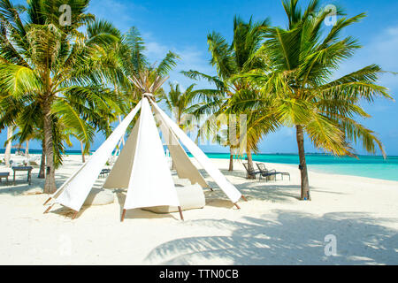 Chill zone salon avec une tente et un coin salon à l'hôtel de luxe sur la rive de l'Océan Indien, les Maldives Banque D'Images