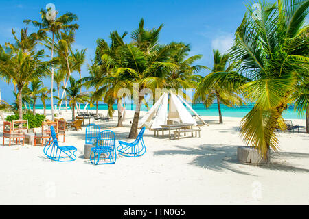 Chill zone salon avec une tente et un coin salon à l'hôtel de luxe sur la rive de l'Océan Indien, les Maldives Banque D'Images