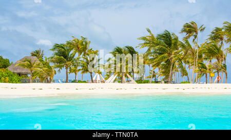 Chill zone salon avec une tente et un coin salon à l'hôtel de luxe sur la rive de l'Océan Indien, les Maldives Banque D'Images