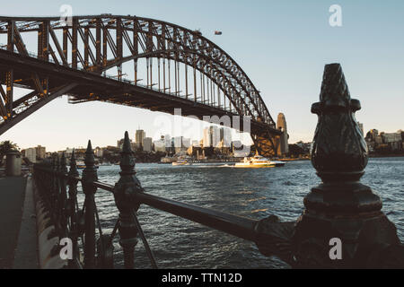 Sydney Harbour Bridge sur le Port Jackson contre le ciel clair en ville pendant le coucher du soleil Banque D'Images