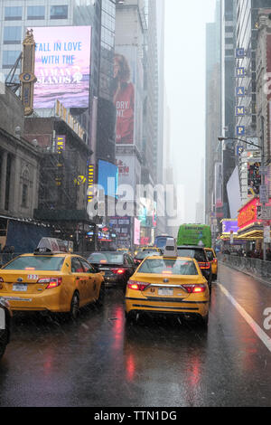 En décembre 2018. Les taxis jaunes à un embouteillage pendant une tempête de neige à New York City, USA Banque D'Images