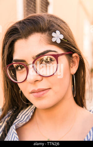 Close-up portrait of teenage girl wearing flower Banque D'Images