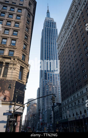 Décembre 2017. L'Empire State Building, vu de l'angle de West 34th Street et 6th Avenue, New York, USA Banque D'Images