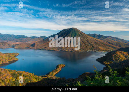 Le lac Chuzenji par Mont Nantai against sky Banque D'Images