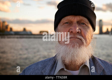 Portrait of senior man wearing Knit hat Banque D'Images