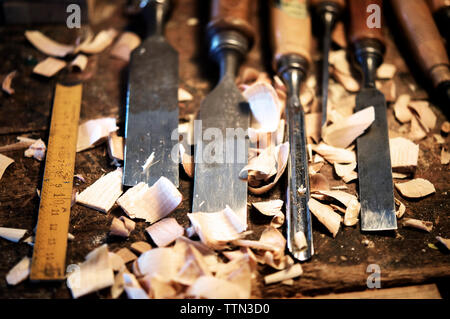 Portrait des outils de travail et les copeaux sur la table Banque D'Images